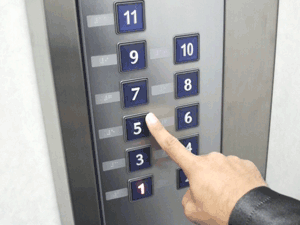 エレベーターの中